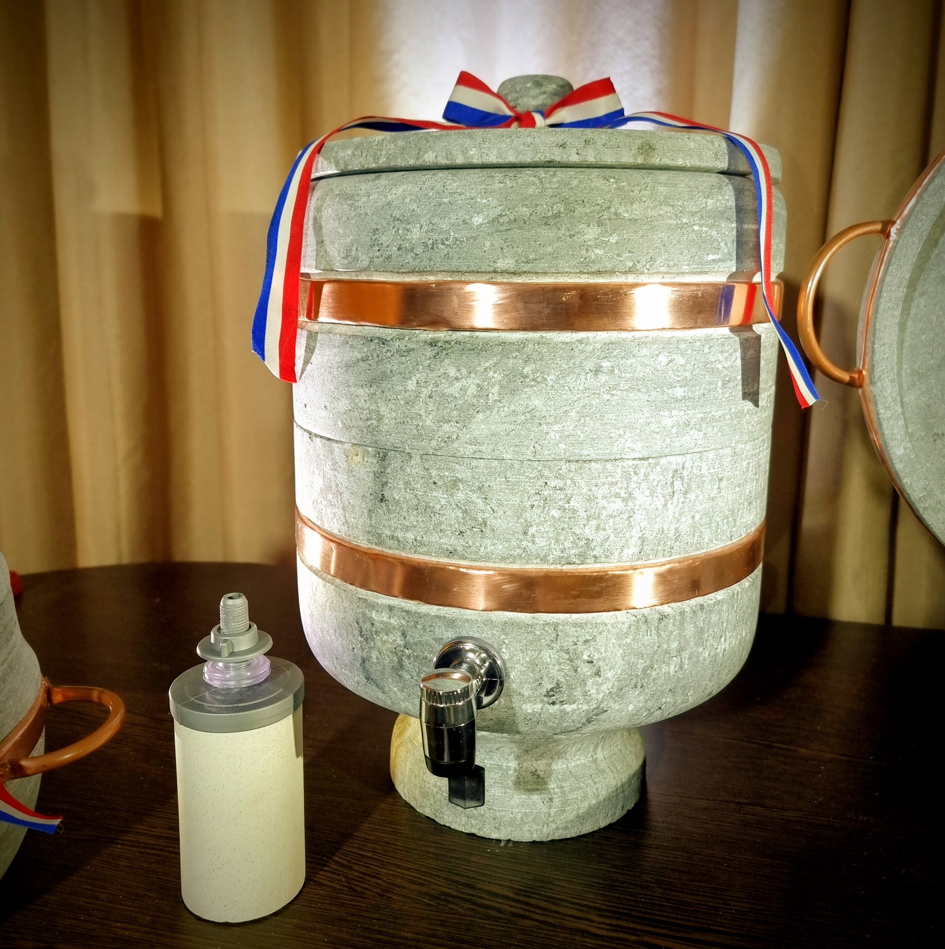 Filtro de agua hecha en piedra natural con bandera paraguaya