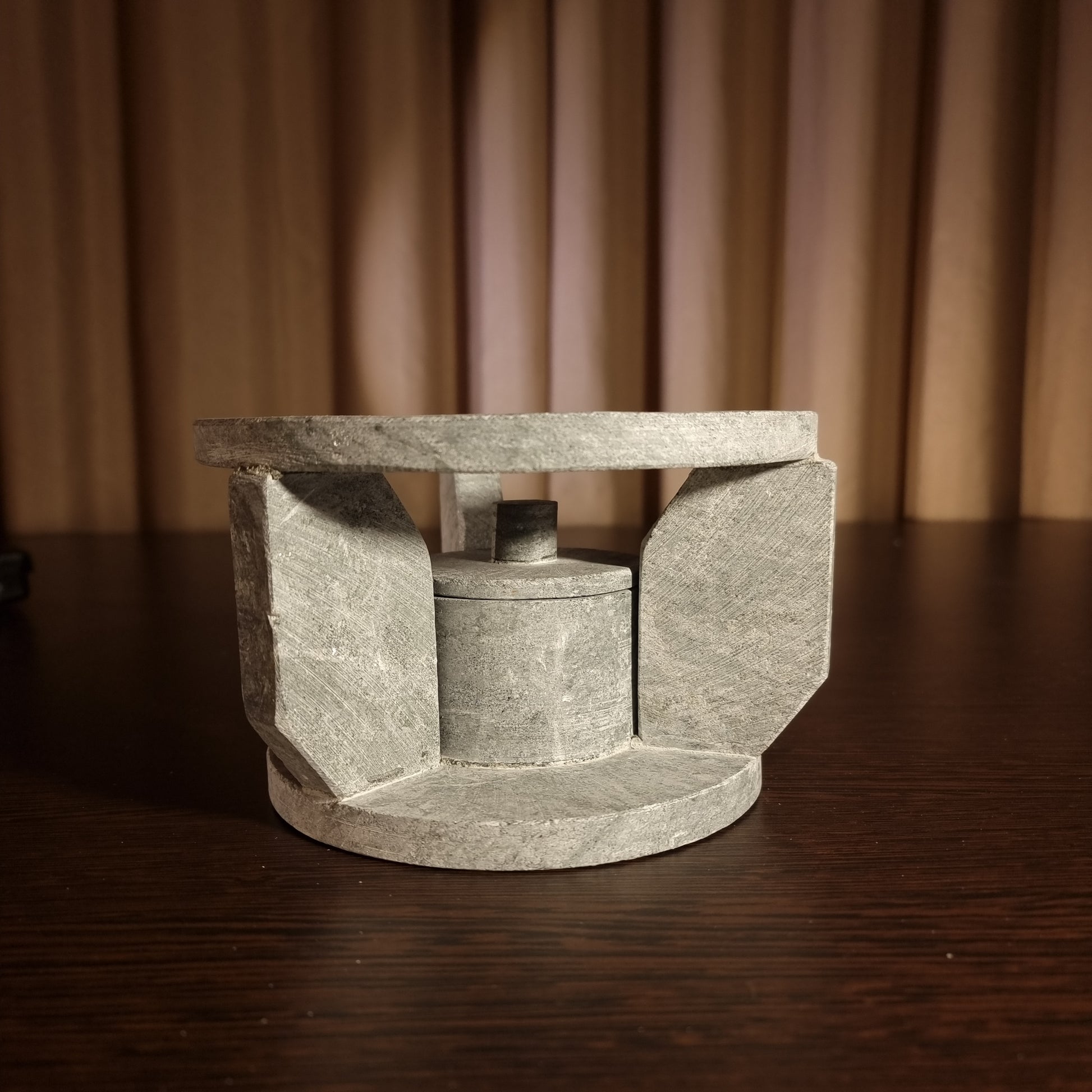quemador de piedra sobre mesa de madera.