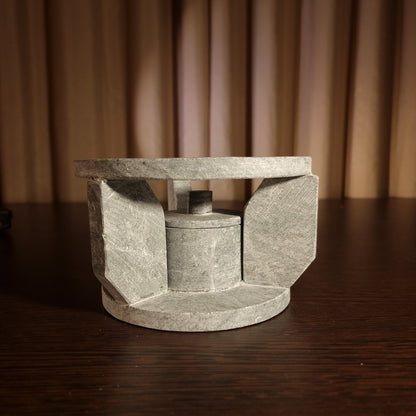 quemador de piedra sobre mesa de madera.