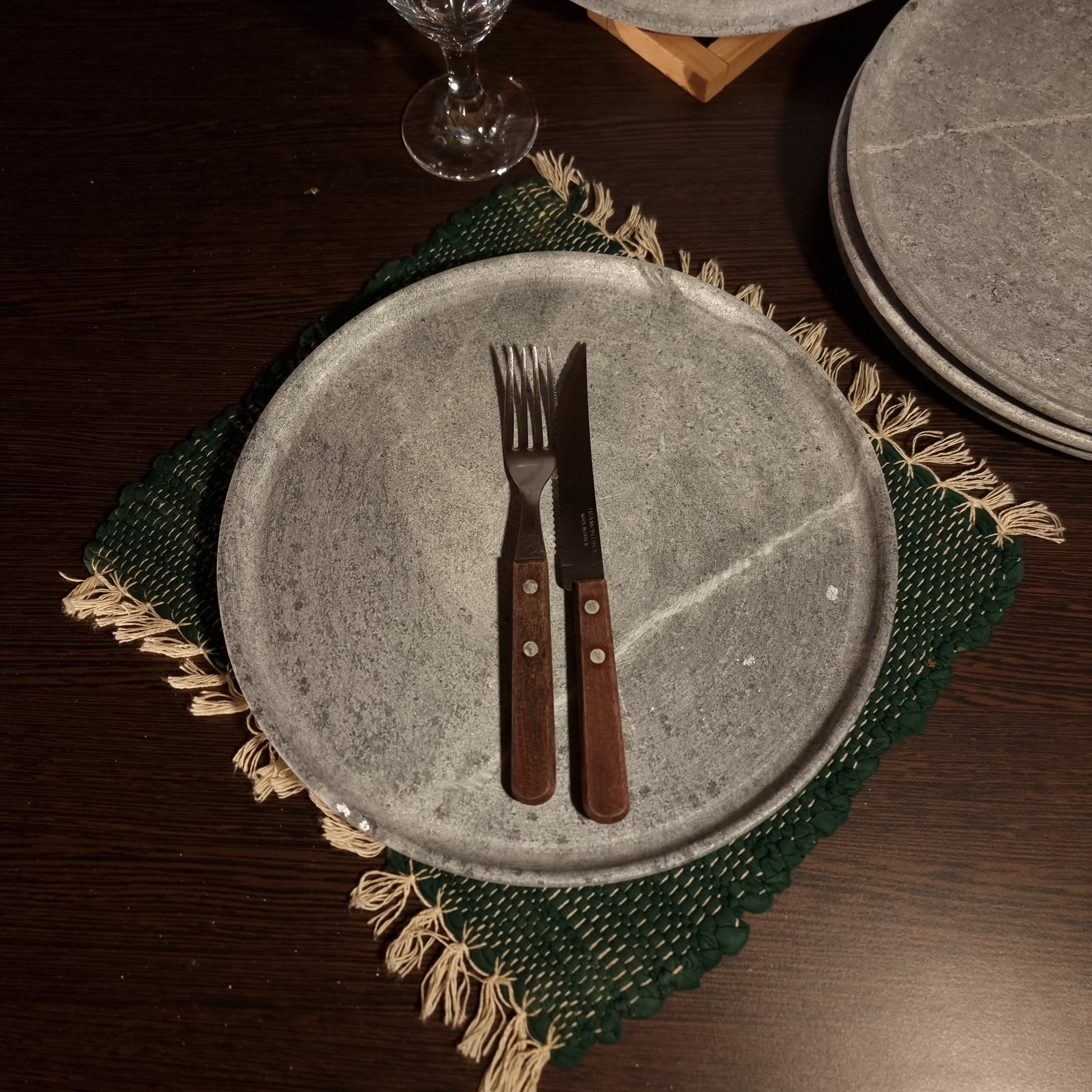 plato de piedra natural con utensilios de cocina paraguay