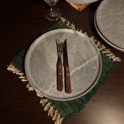 plato de piedra natural con utensilios de cocina paraguay